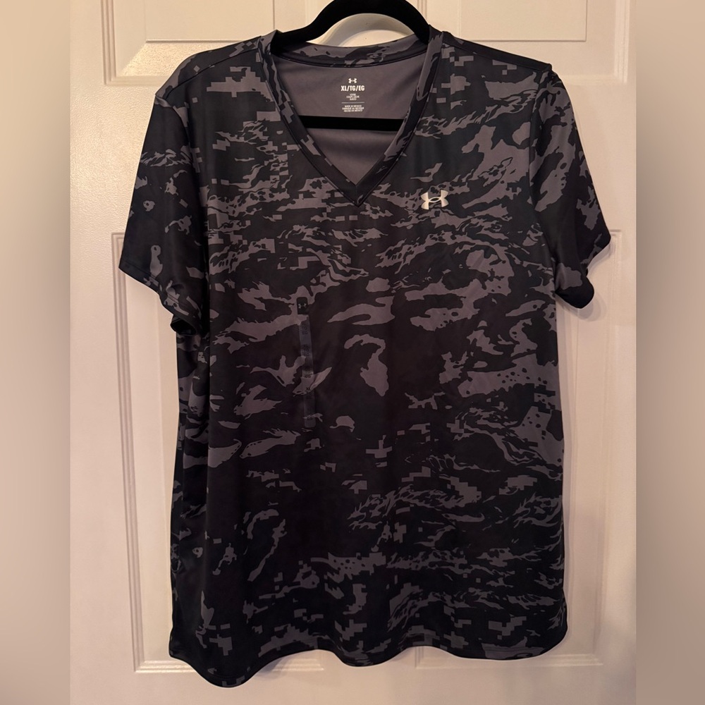NWT Under Armour V Neck T shirt Loose Fit 🆕